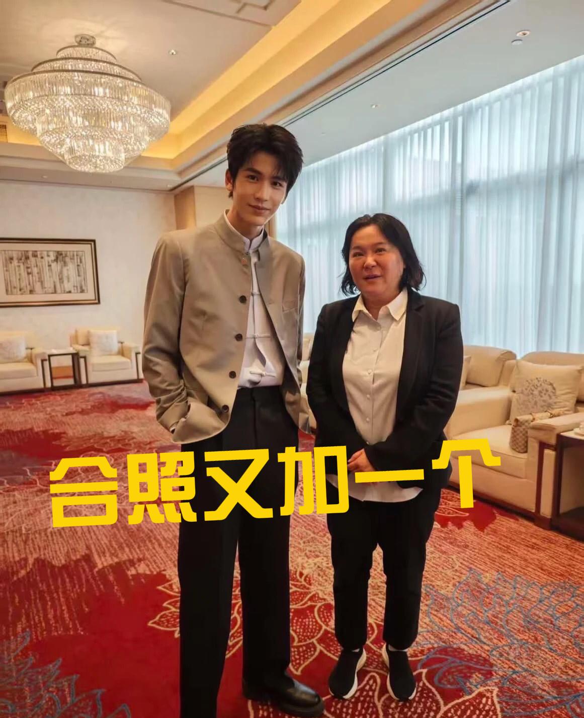 海峡论坛因张凌赫的出现而人气爆棚，台湾地区政界大咖纷纷与他合影留念。这是大会唯一