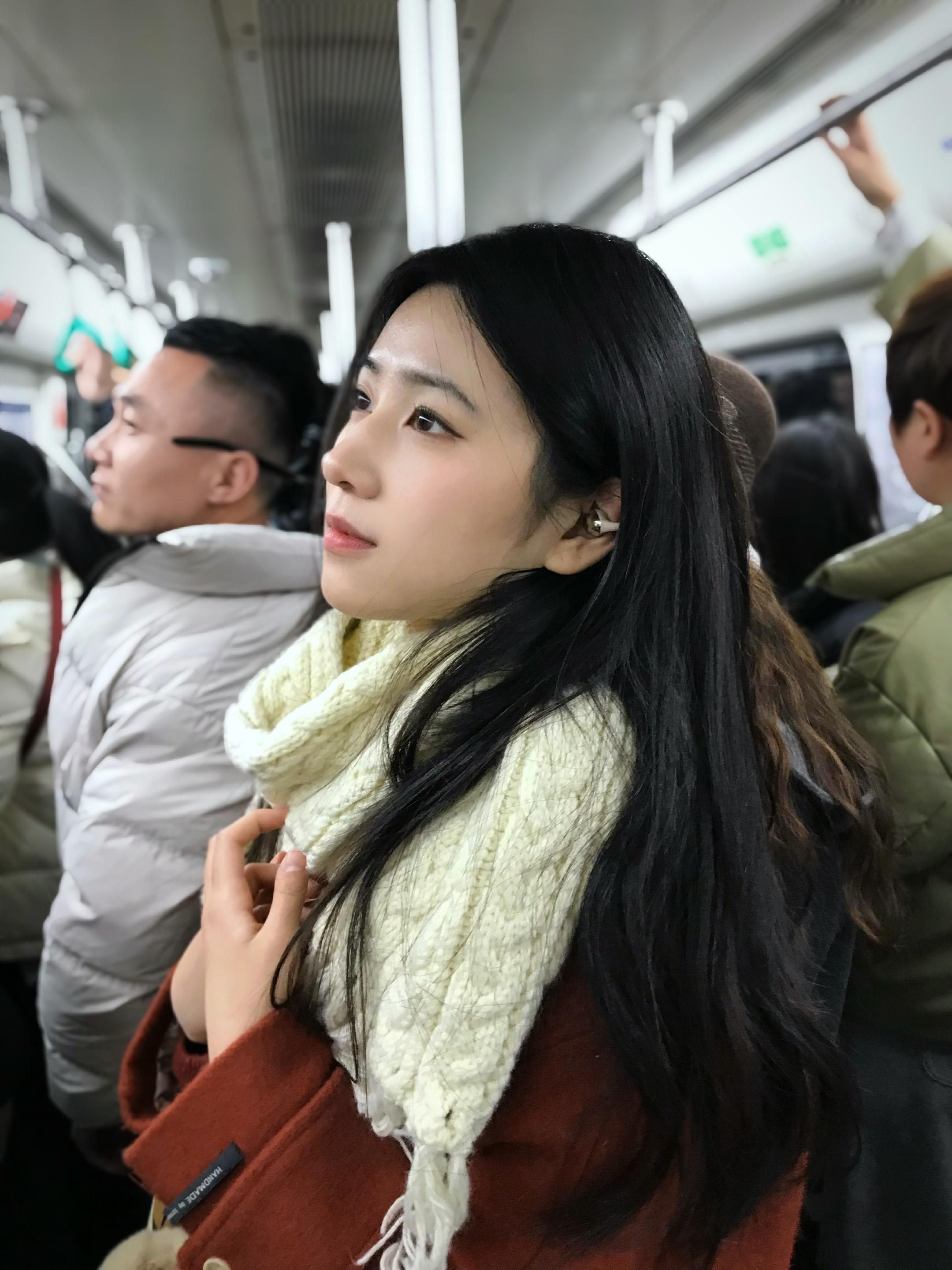 地铁偶遇的女孩