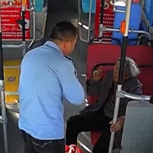 年迈母亲想女儿想得夜夜睡不着，独自乘车寻女儿不幸迷路，遇到热心公交司机帮忙  ！