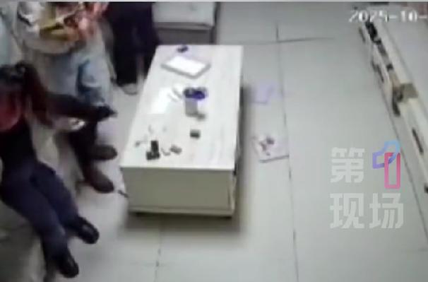 河北滦平县金色阳光小区突发惊险一幕！10月25日下午，9 号楼住户正聊天时，地面