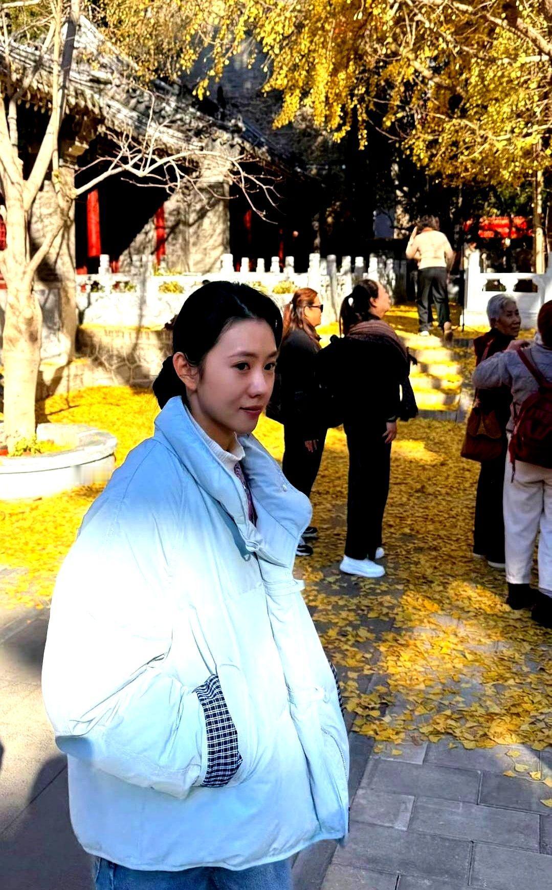 昨天去潭柘寺看银杏，居然撞见刘浩存拍戏了。她演哭戏，眼泪说来就来，我们旁边人都下