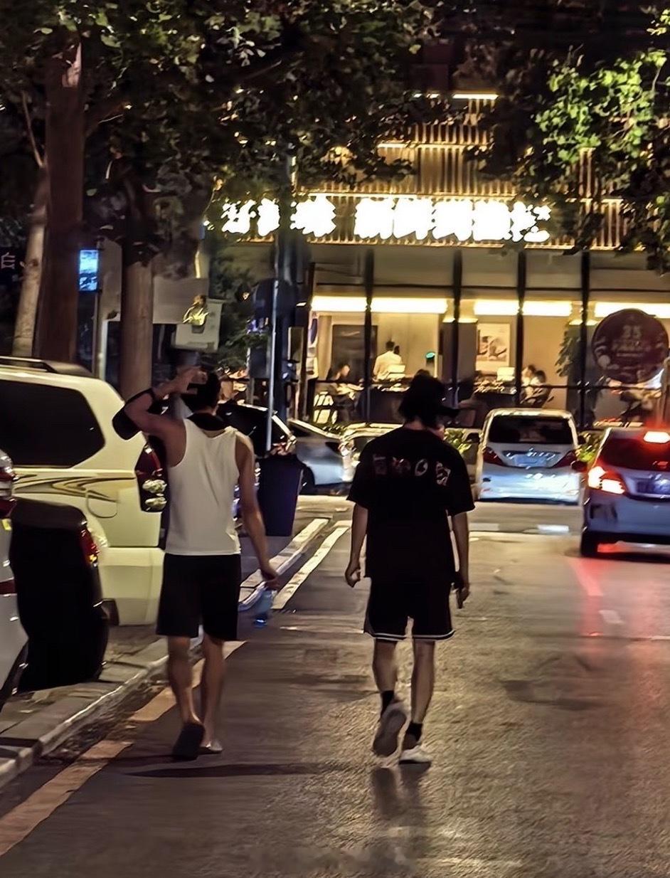 有网友在大连偶遇了宋威龙和全伊伦大连偶遇宋威龙全伊伦网友大连偶遇宋威龙全伊伦