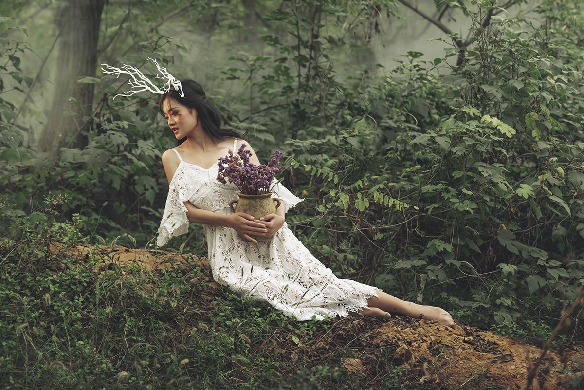森女系的人像，对环境氛围和服装道具是有要求的，不然环境比较单一，而森林的神秘感无