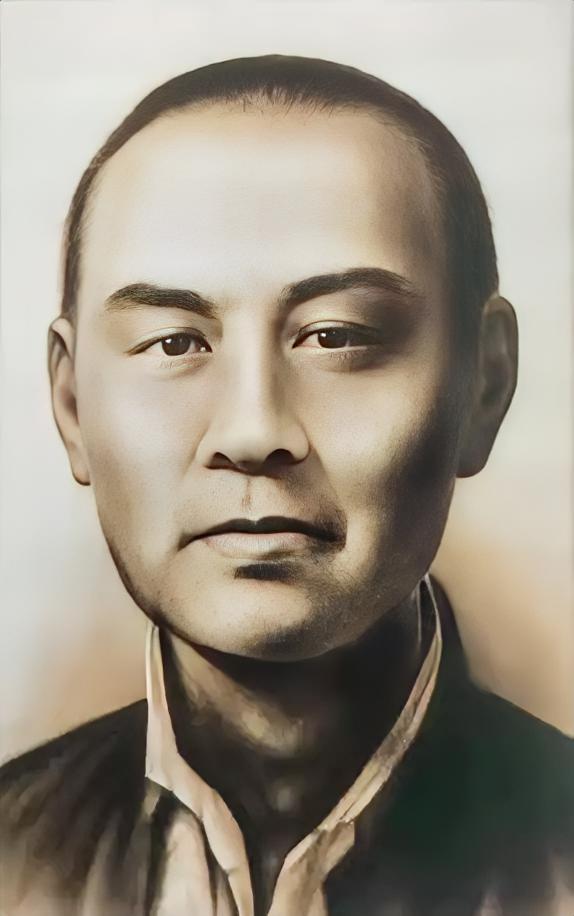 1938年7月，国军少将张岚峰率部投日。不久后他的弟弟张俊峰和日军发生纠纷，被日