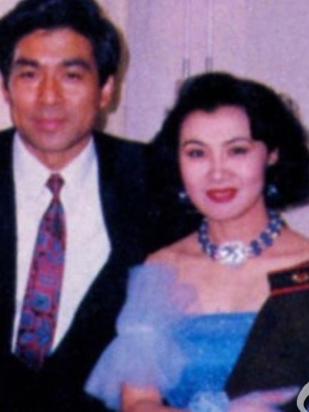 1996年，演员朱时茂和李媛媛，一张罕见的合影，九十年代中期正是内地影视蓬勃发展