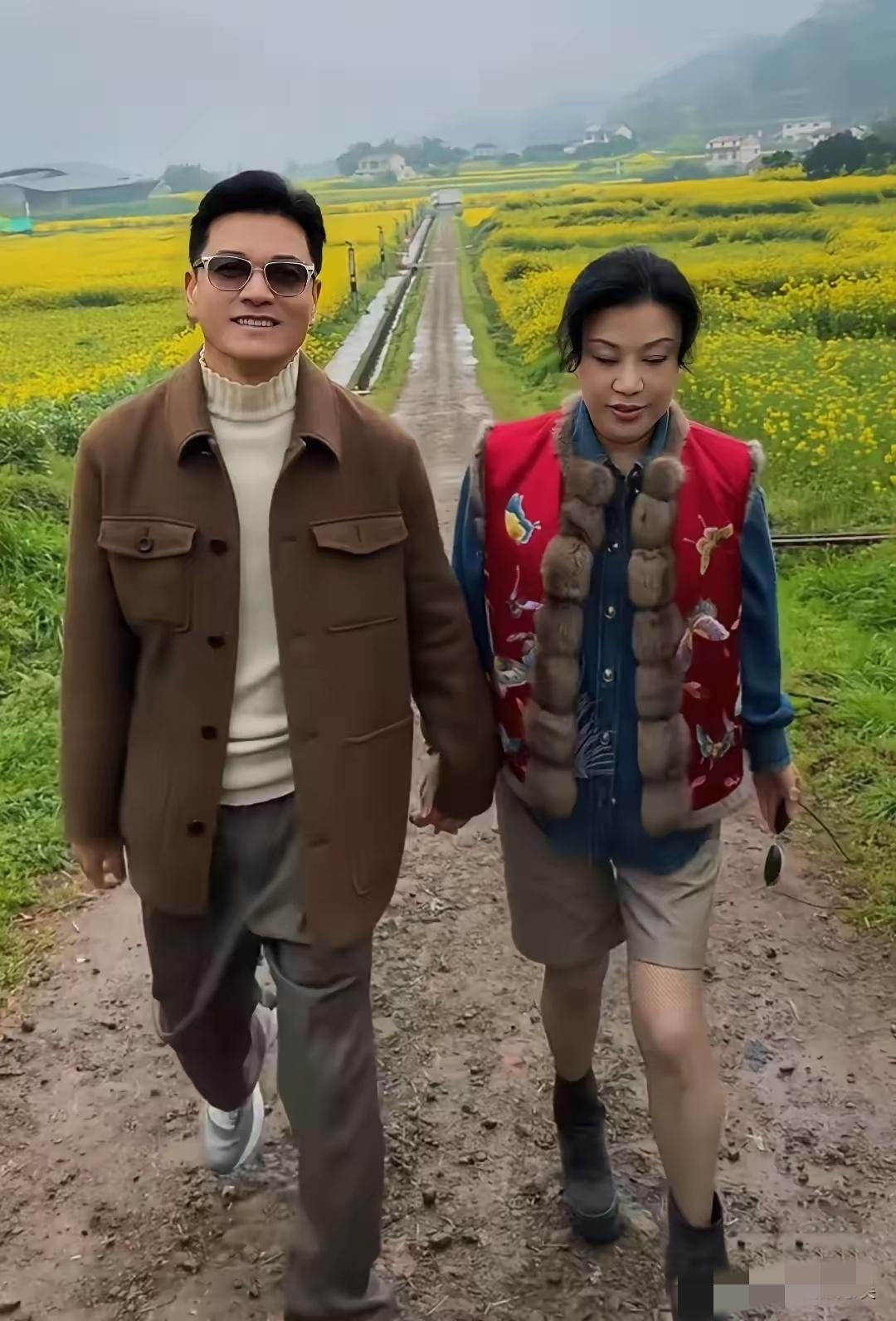 元宵佳节，吕良伟与妻子杨小娟在其家乡贵州共度。二人常返黔探亲。

吕良伟身形挺拔