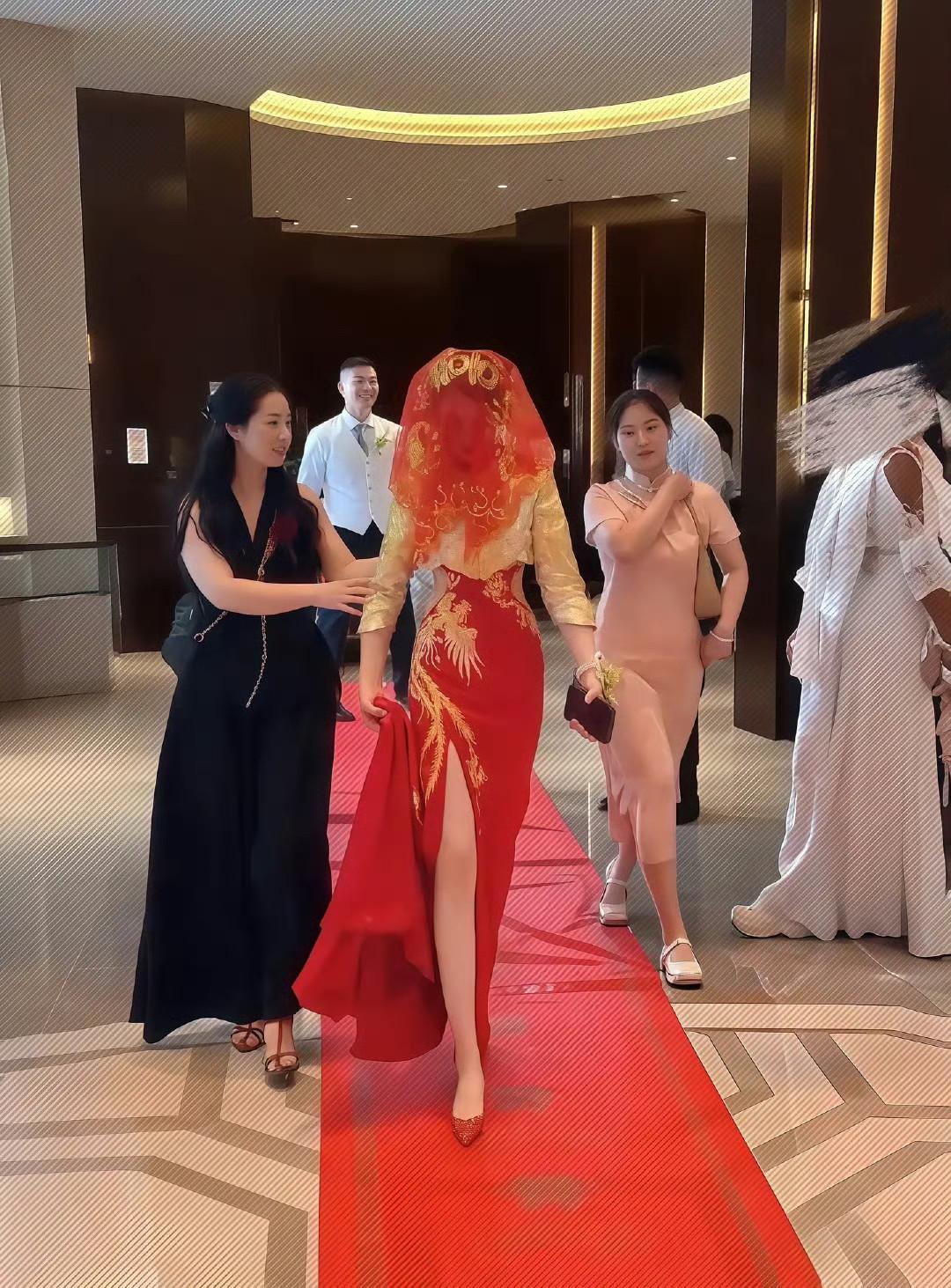 这新娘子走路带风的架势，我当年军训踢正步也不过如此吧，真帅！！