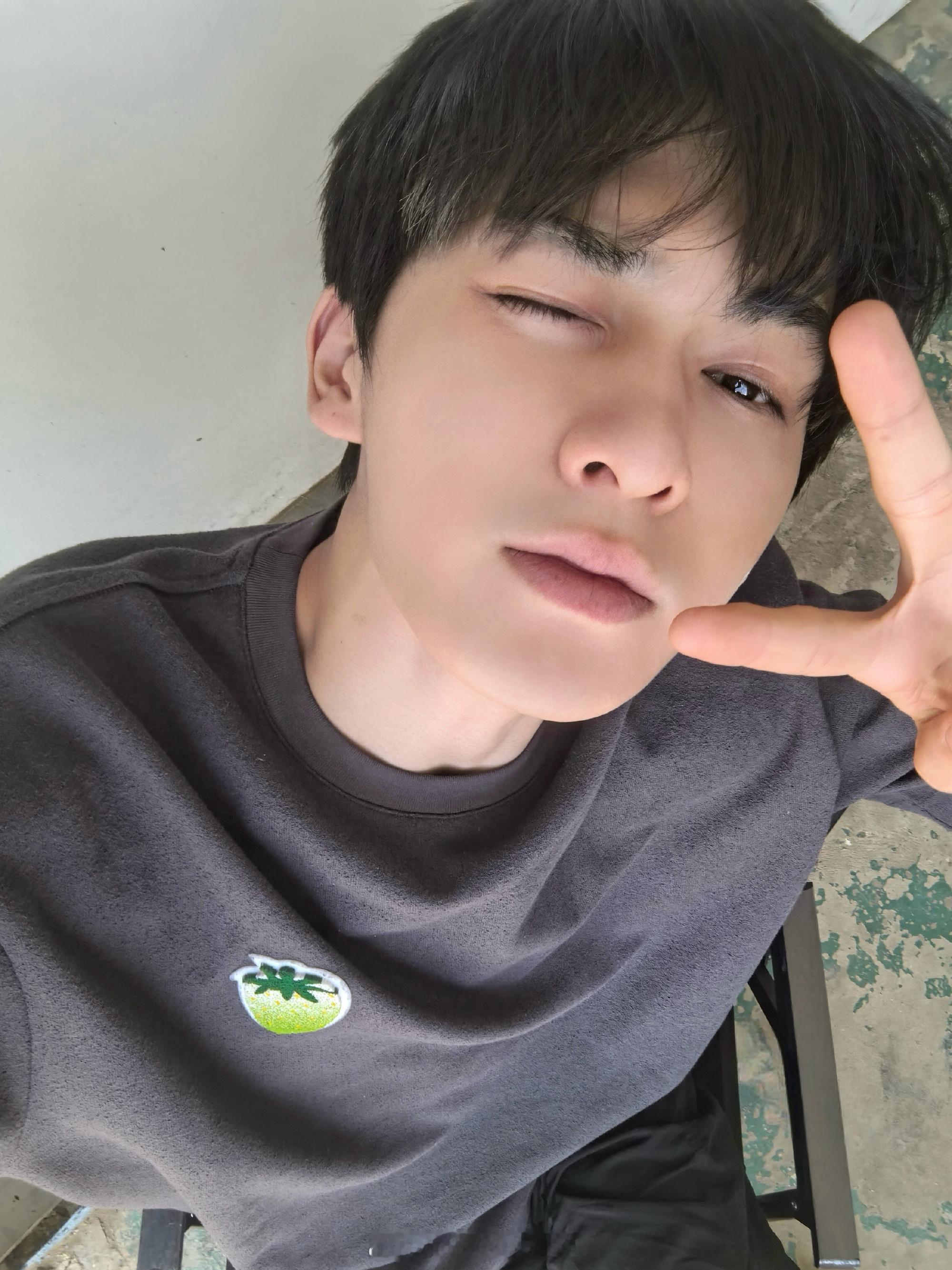 #朱正廷 人在家中坐锅从天上来# 惹到正廷算踢到铁板了！造谣也不打草稿[挖鼻] 