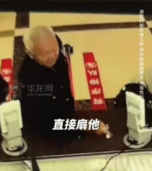 “太给力了！”，河南开封，一家医院收费窗口，一个年轻女收费员被患者指着鼻子骂。她