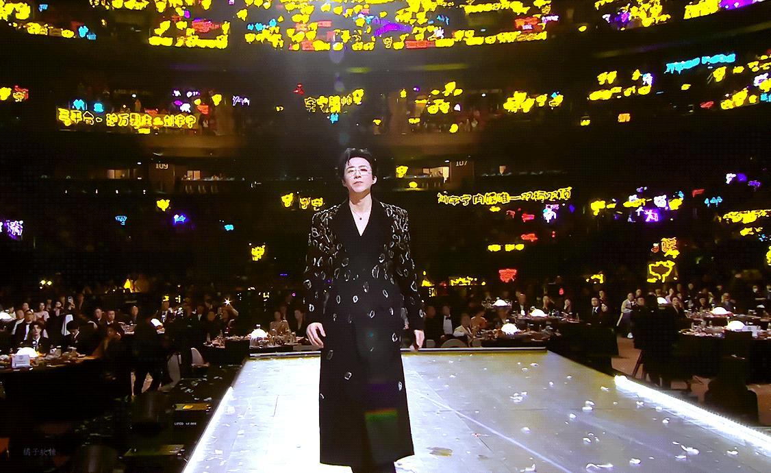 刘宇宁的2025巡演 🐾刘宇宁玫瑰丛生 🐾摩登兄弟 聚光灯落满长径，黑纱缀着