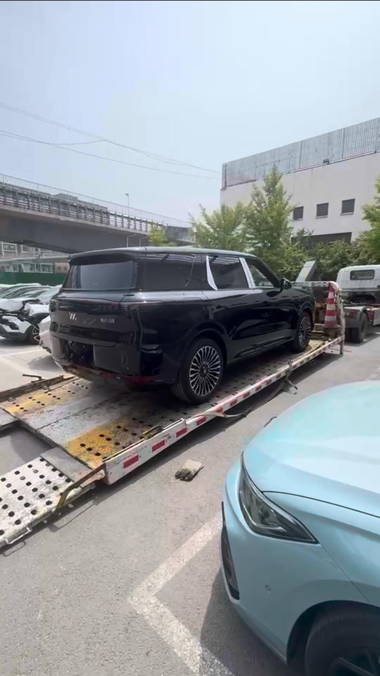 前段时间随手买了一智己LS8，交付中心直接安排的免费板车直接拖到家，对我这种没时