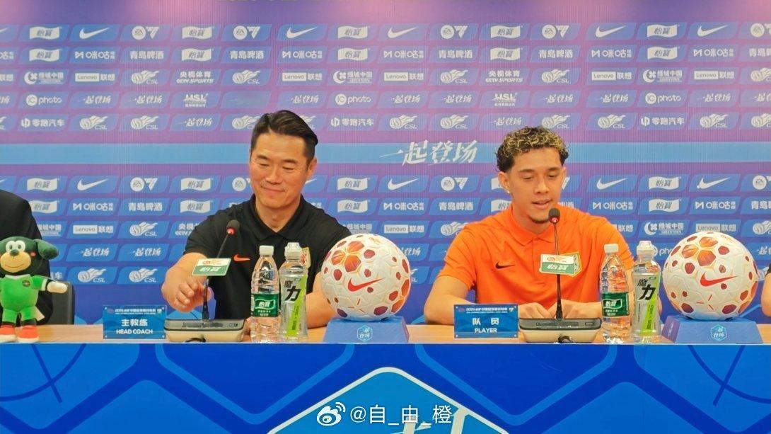 阿尔瓦罗出发前训练腿部有些不适 为了之后比赛考虑没有随队出征泽卡没有什么伤病 就