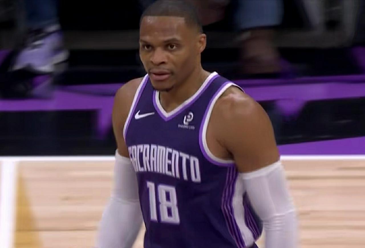 威少：还是很会照顾三弟哈登的！

在国王主场惜败给骑士的比赛中发生极其诡异一幕：