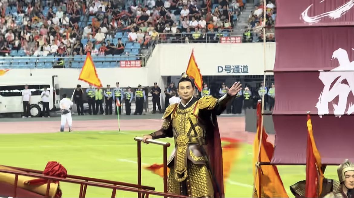 2026年泉州“闽超”开幕式，赵文卓再扮演郑成功，一句“泉州子弟何在”，点燃了全