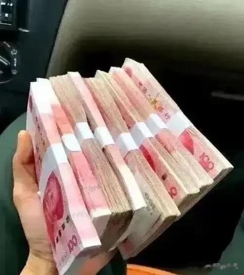 公司来了个不速之客，进门就在桌上放了30000元。老板觉得很奇怪，他根本不认识来