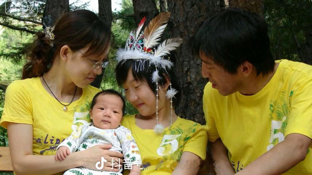 10月份刷抖抖时看到了雨初小宝贝的到来，太可爱了，好感动，祝福崔女士和东哥。 