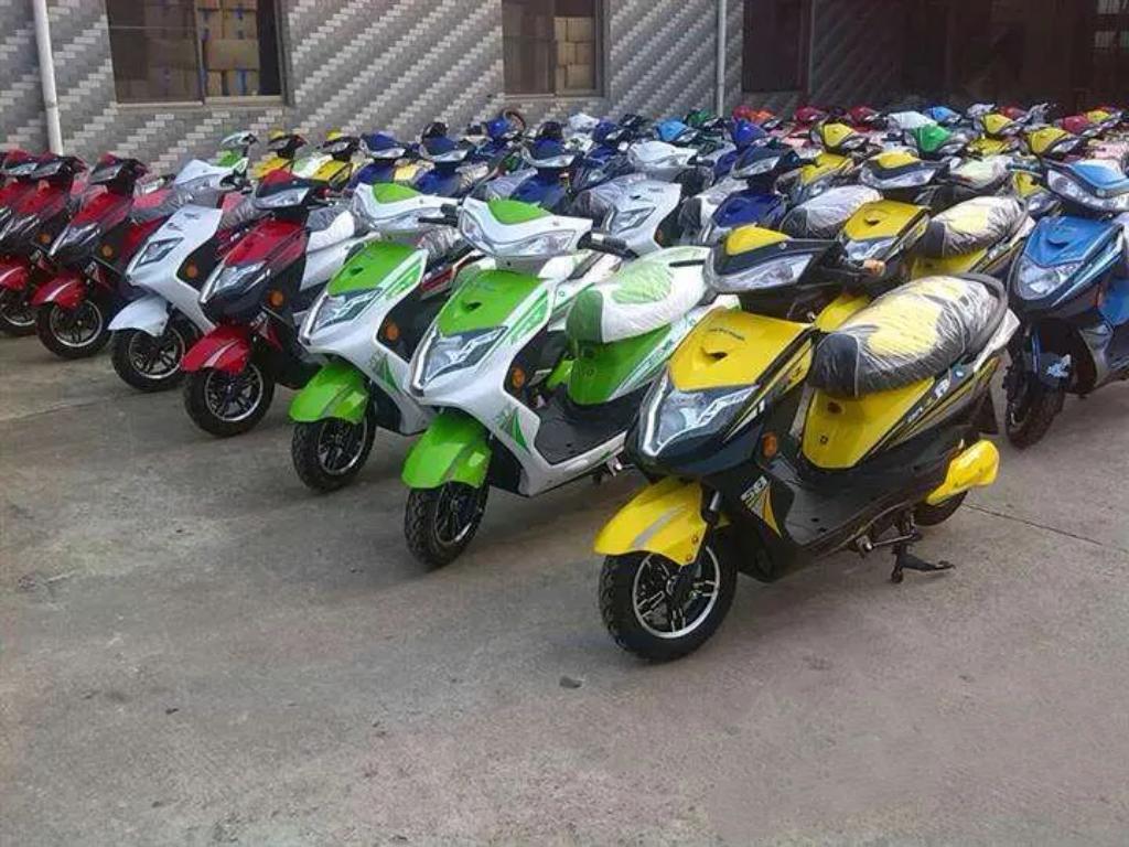 新国标实施后，部分商家为清库存，将库存旧国标电动车提前上牌，以“二手车”名义售卖