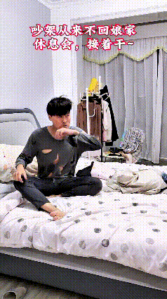 咱说这两口子吵架，吵得也太搞笑了！看这男的衣服，被撕得破破烂烂的，跟从垃圾堆里捡