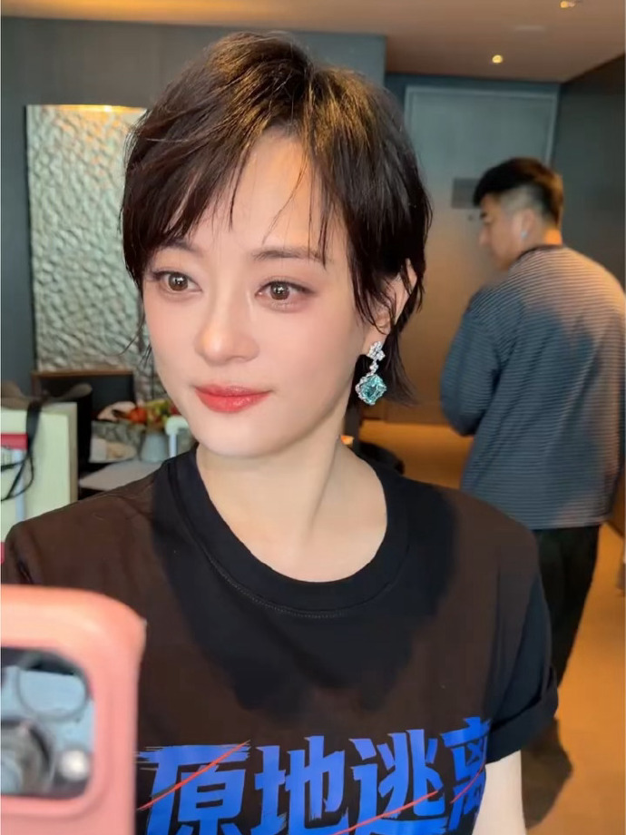 孙俪化妆师换金鹤龙了 孙俪最近的妆精致了不少，还很适合她！原来是换化妆师了~期待