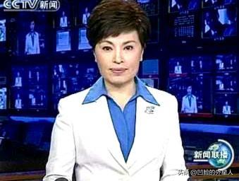 1998年，央视主持人李瑞英在新闻联播开播前十五分钟，电话一个接一个地响着，李瑞