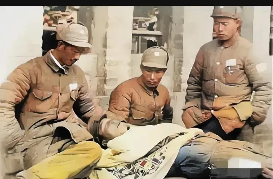 1947年，楚大明副旅长的遗容，被拍摄下来，从镜头中可以看到他的身体覆盖着一床被