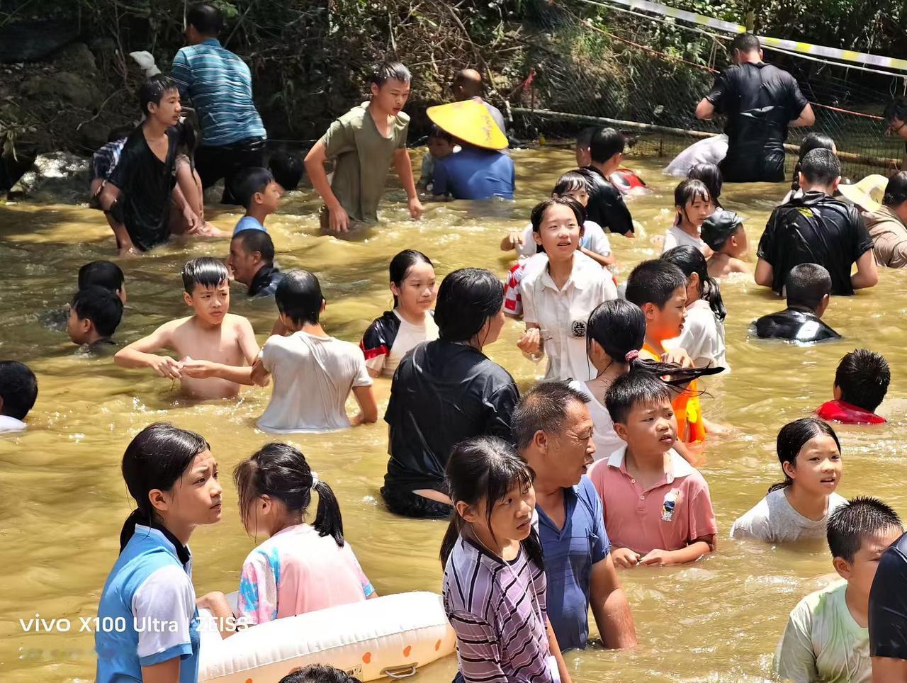 炎热夏日  清凉石岩，趣味摸鱼活动。