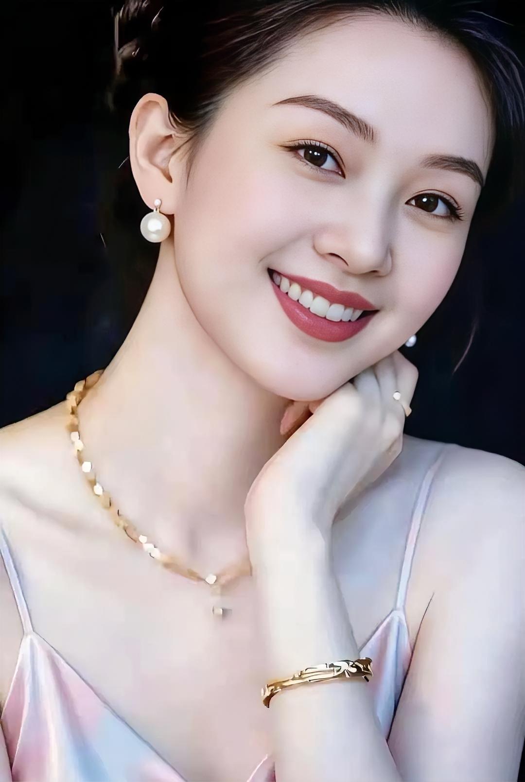 《<珍珠粉黛的温柔>》

粉黛轻纱，晕染柔光几许，

珍珠垂耳，低语岁月温润。