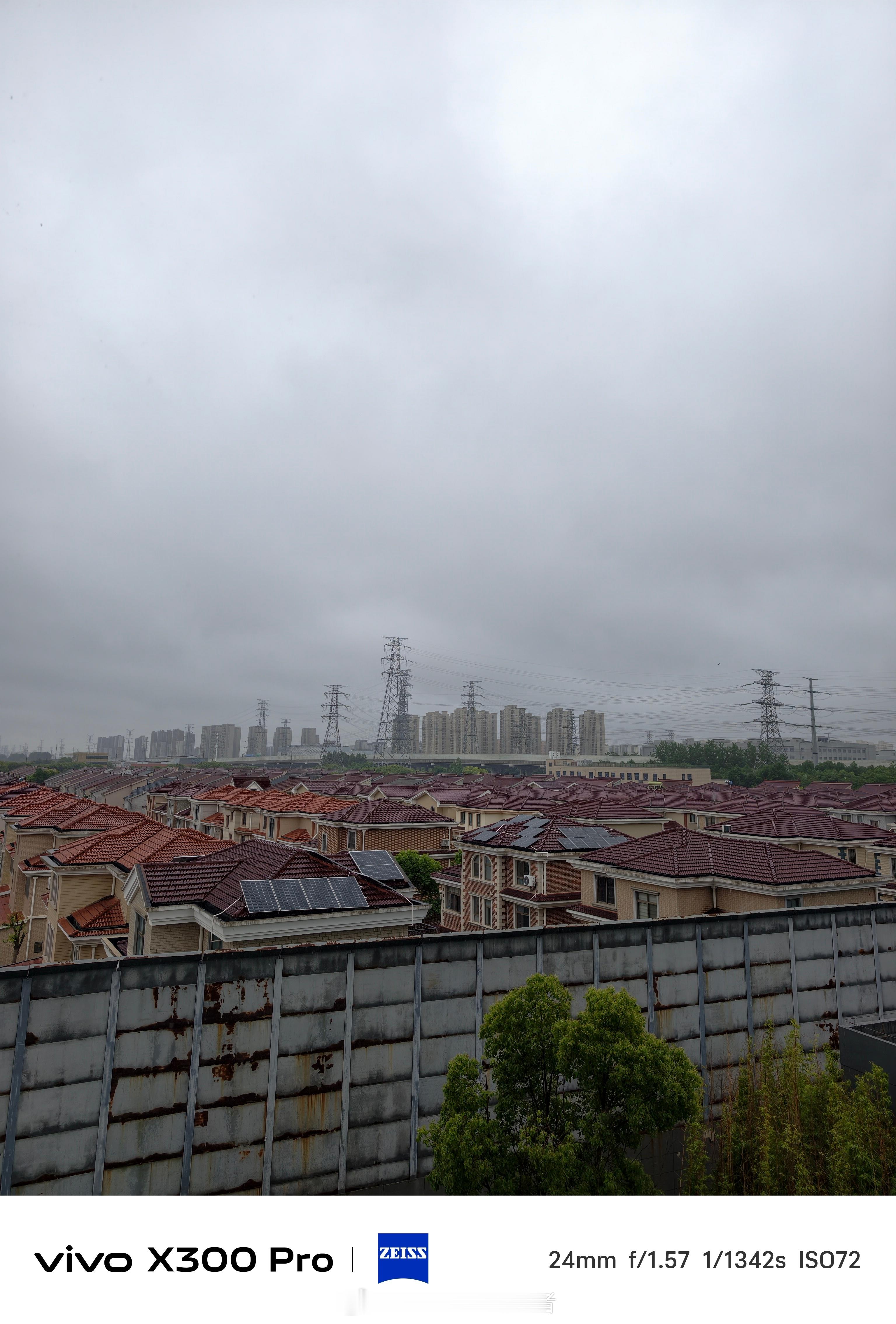 上海打雷 目前上海部分地区有雷雨天气，我地（闵行区马桥镇）正在经历。从雷达看，今