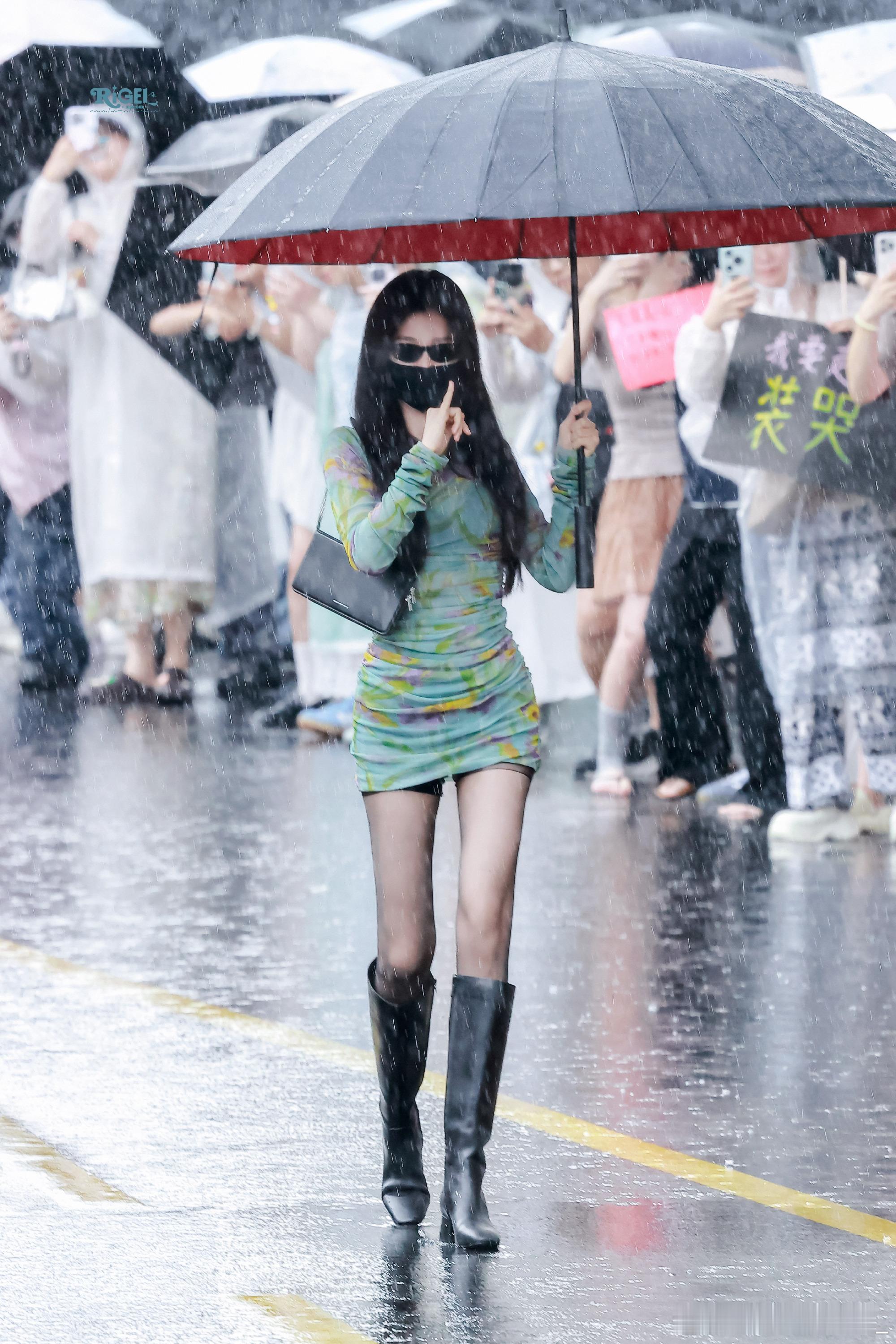 虞书欣黑丝这身材绝了 