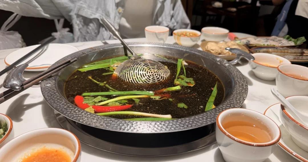 长隆卤水火锅小天地！
偶遇奥园城市天地的这家卤水火锅店，真的太惊喜了！
店面不大