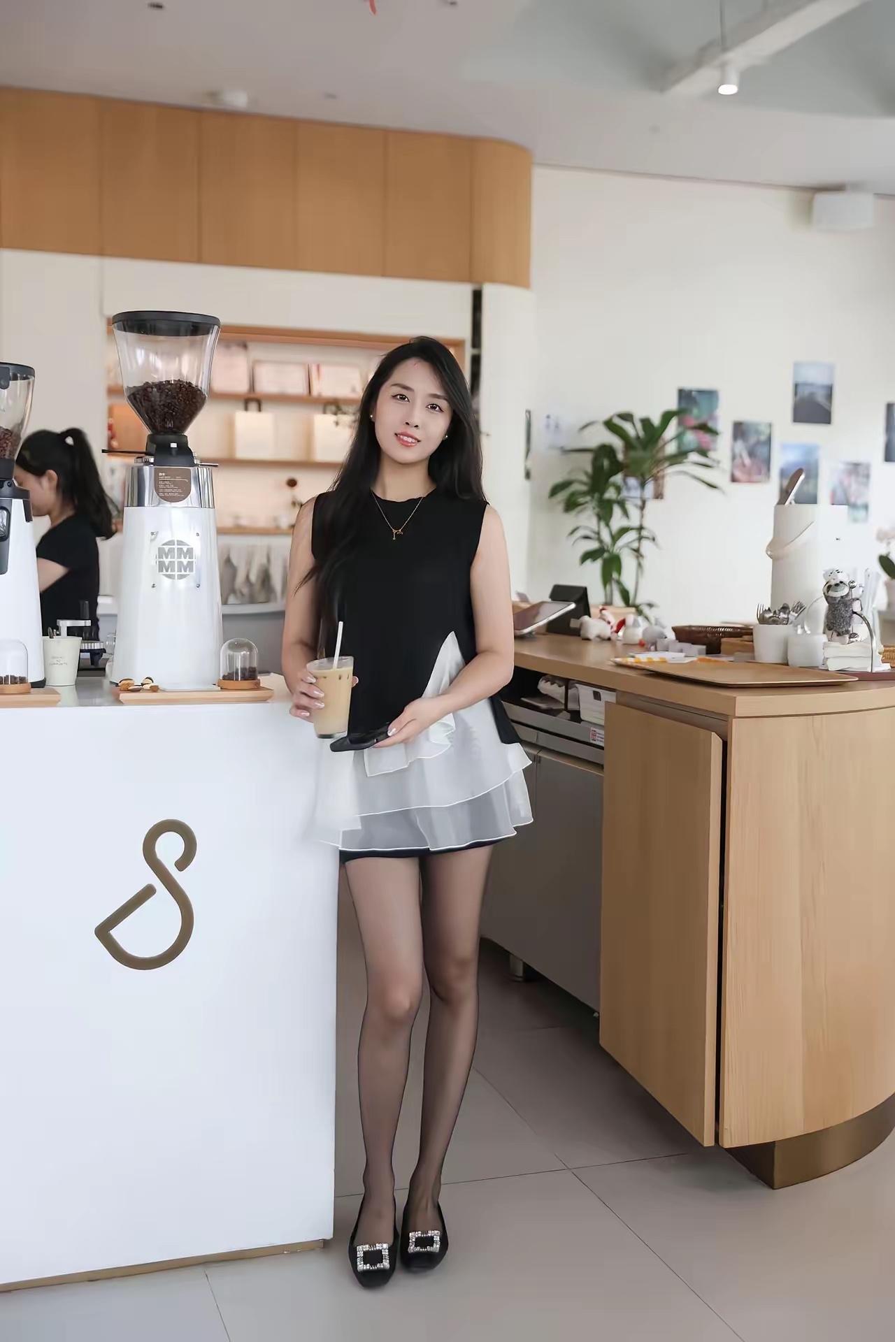 瘦成纸片人真的好看？微胖才最美[耶]
[呲牙]精致穿搭也撑不起单薄身材！

走进