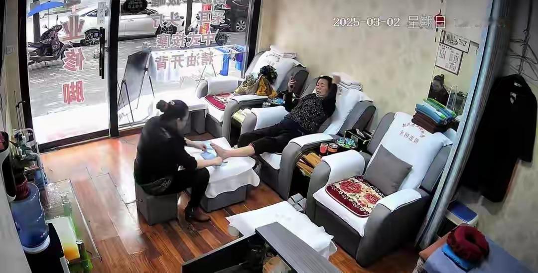 蓄谋白嫖！杭州男子点名老板娘服务4小时，厕所制造动静翻窗逃单
 
杭州西湖区一家