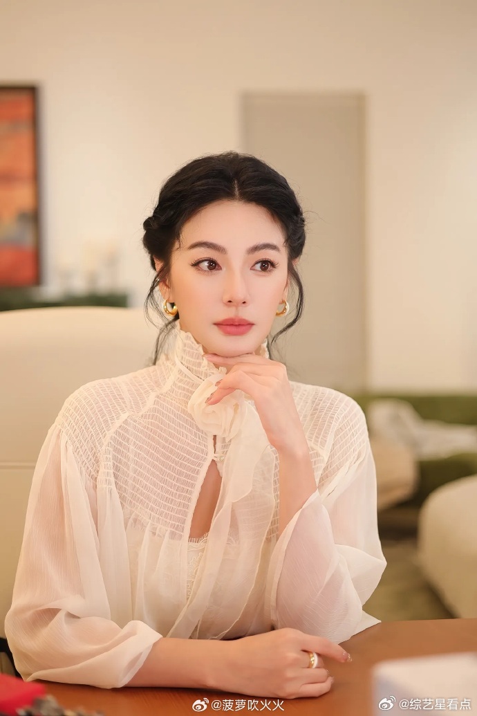 工作人员曝张雨绮又怀了  工作人员也是解释了张雨绮现在不拍戏，只直播的原因是怀孕