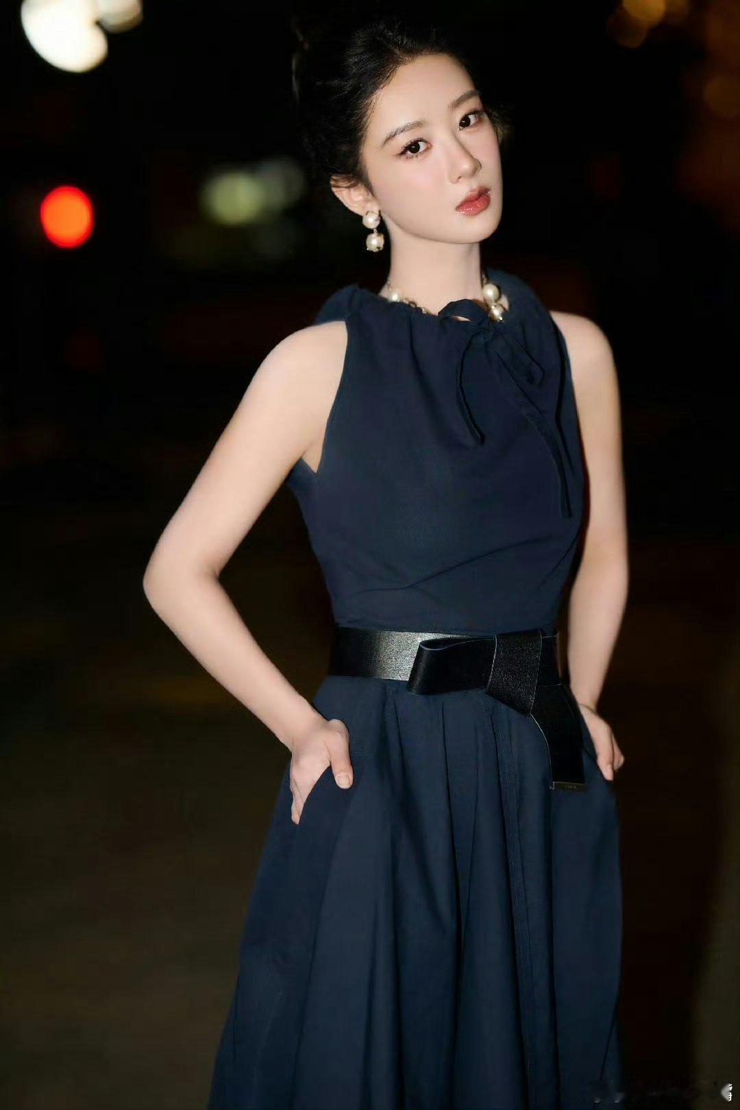 杨紫大花青衣气质杨紫身穿Givenchy藏蓝色无袖长裙亮相白玉兰提名晚宴，凭借《