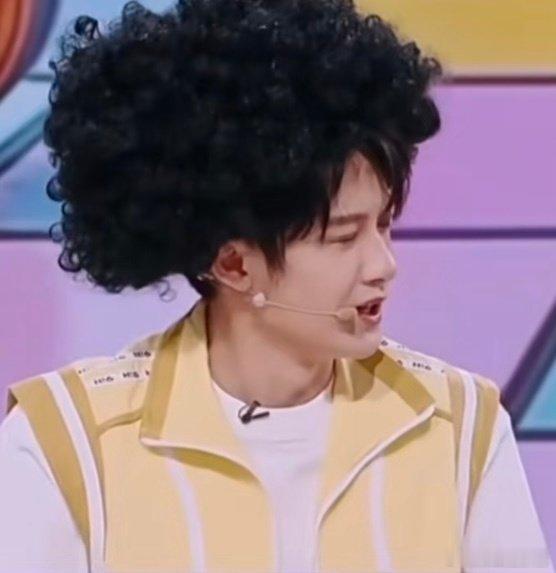 檀健次cos孙悟空甩金箍棒反砸头套，一句“哎哟”自带憨萌buff，表情从慌张到窘