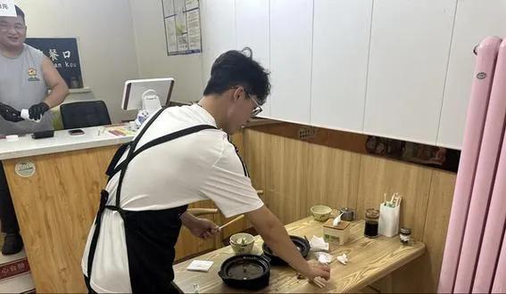 得知邻居家大学生孩子暑假在饭店打工，真的是出乎意料。
邻居家虽然不能说特别富有，