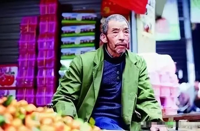 九十年代初，武汉街头，一位卖煎饼的摊主收养了两名女婴。他一生没有结婚，20年后，