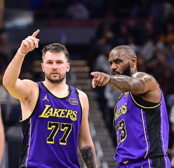 湖人队真的需要彻底摆脱詹姆斯？这不，根据知名美媒的爆料，一位东部高管认为湖人队在