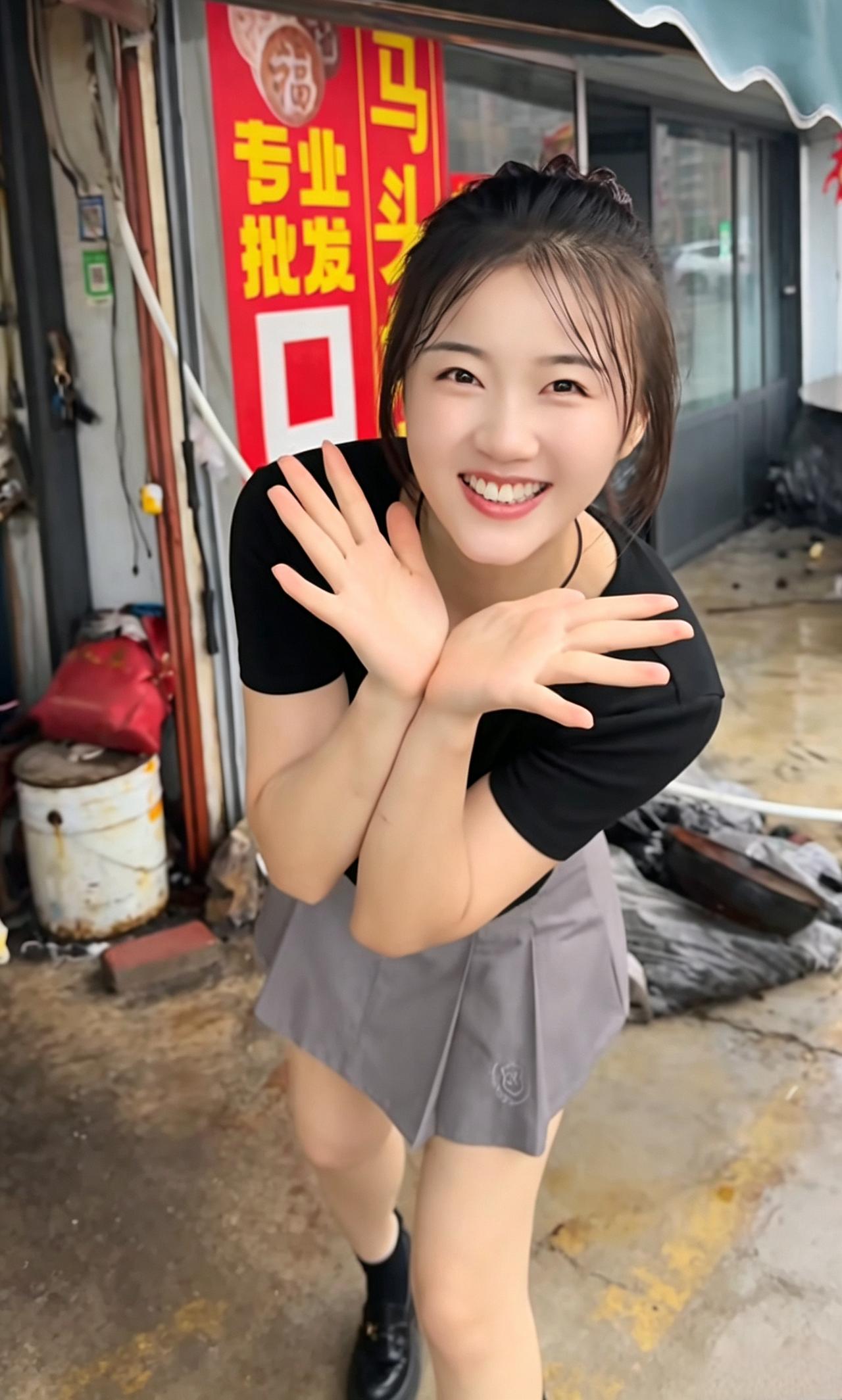 街边小店藏着温柔女孩，简单黑T搭配灰百褶裙，笑容干净又治愈，平凡日常也满是甜意✨