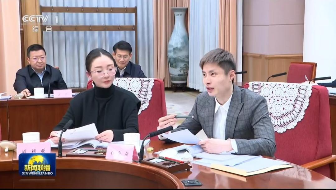 2026年1月19日的一场座谈会，挺多观众眼前一亮。

哟，这不是石宇奇吗？
