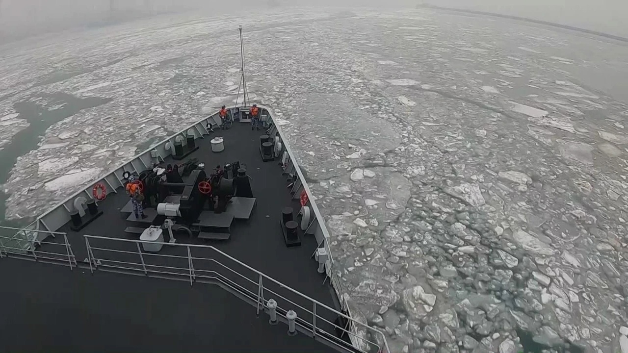 破冰船丨海冰722破冰中的海冰722破冰船该船为第二代破冰船，可执行抢险救灾、破