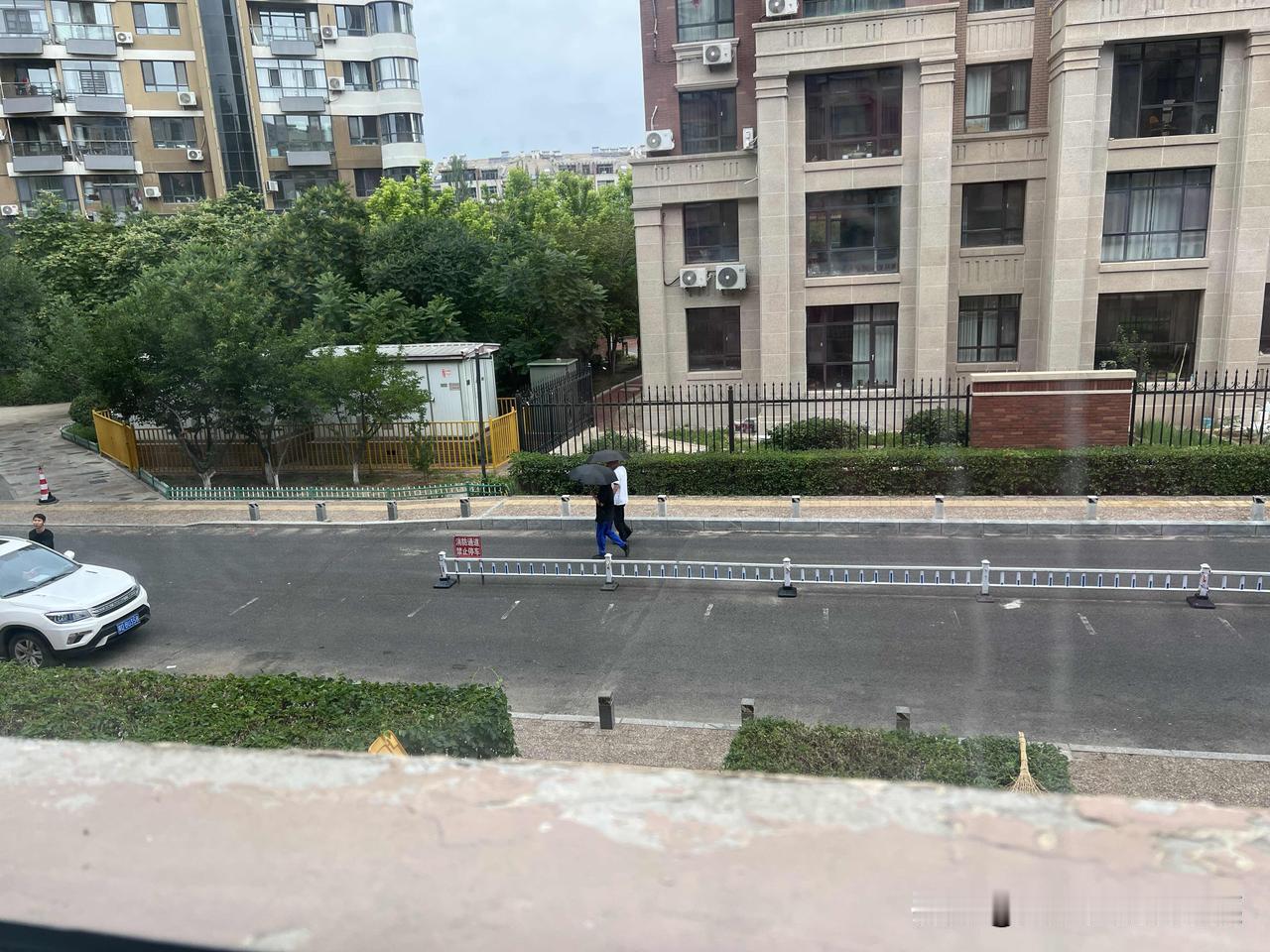 没有太阳，也没有雨，他们为什么打伞？
早上六点多，太阳还没有出来。
天空晴朗，也