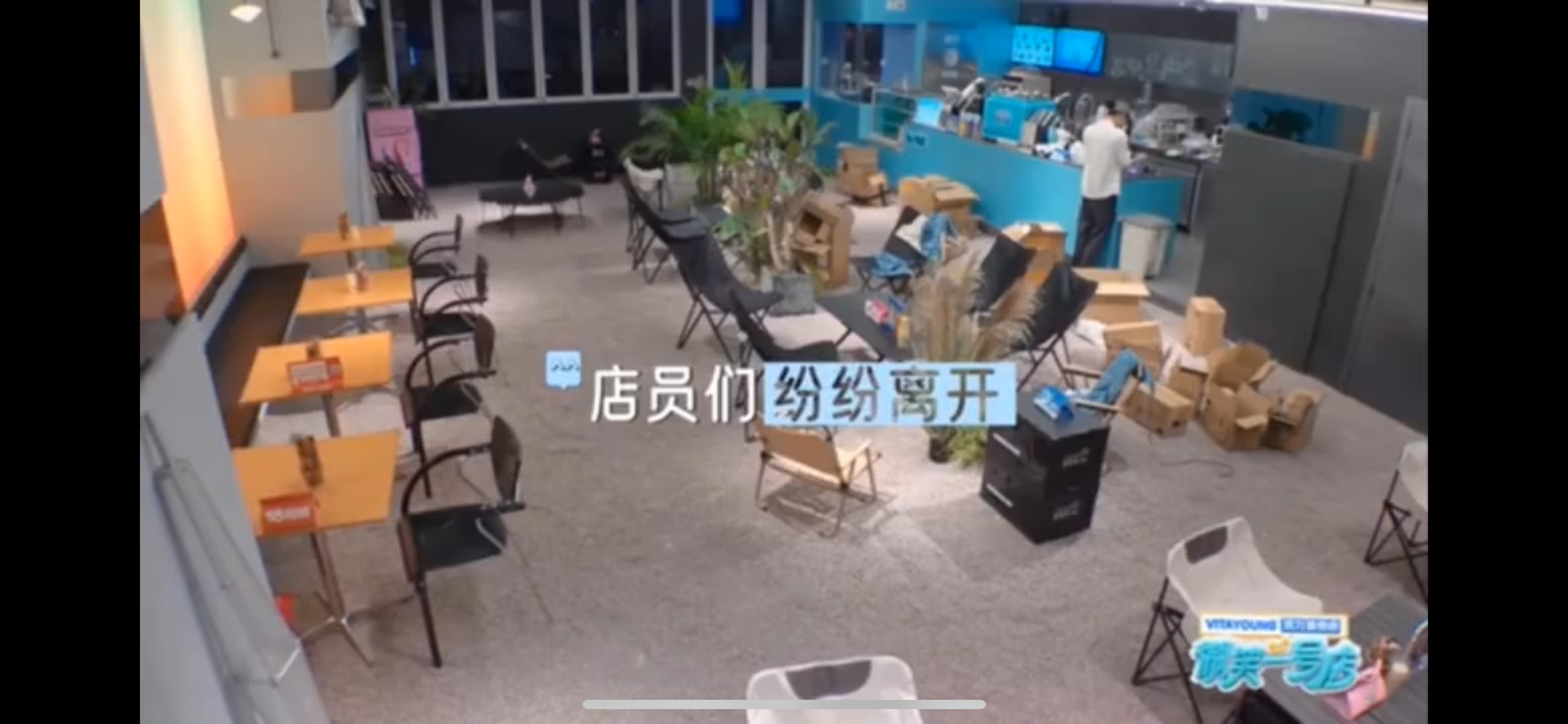 天塌了也要哭着干活 看到店长边哭边工作的样子，又心酸又佩服！成年人的世界没有容易