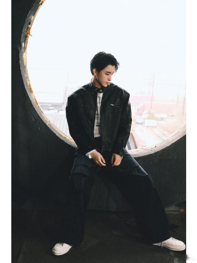 敖瑞鹏高级感十足 敖瑞鹏红毯表现堪称惊艳，步伐从容沉稳，自带高定秀场气场，每一步