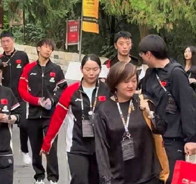 有必要吗 情侣有必要分开走吗 就这么一小段路