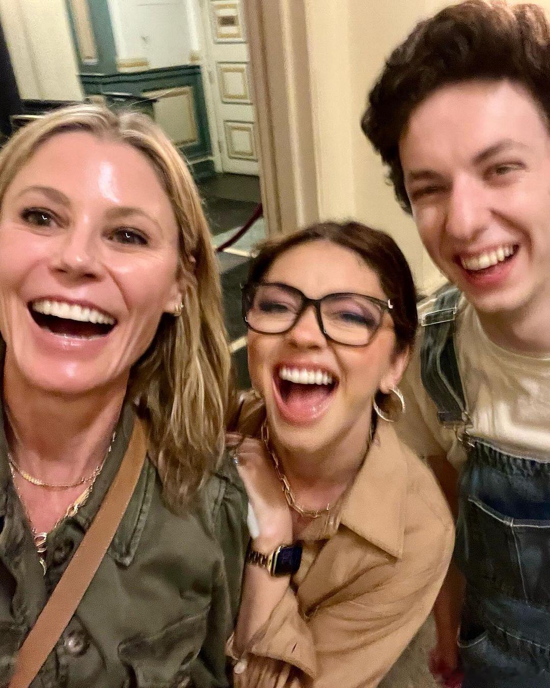 #摩登家庭#母女重聚！Julie Bowen探班Sarah Hyland参演的舞