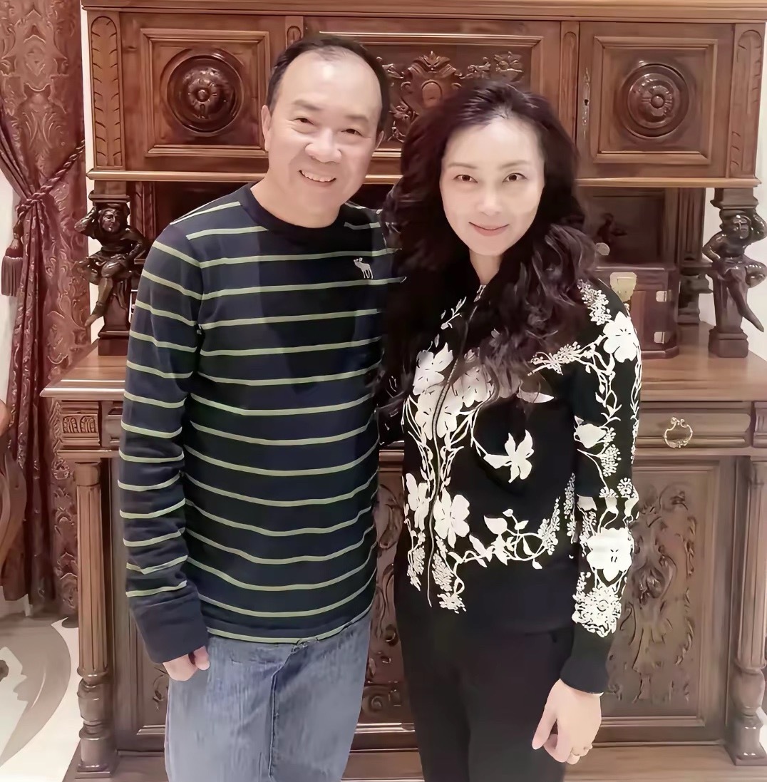 65岁的相声演员戴志诚，气色还不错。只是发量有点少，只保住了半壁江山。妻子也是五