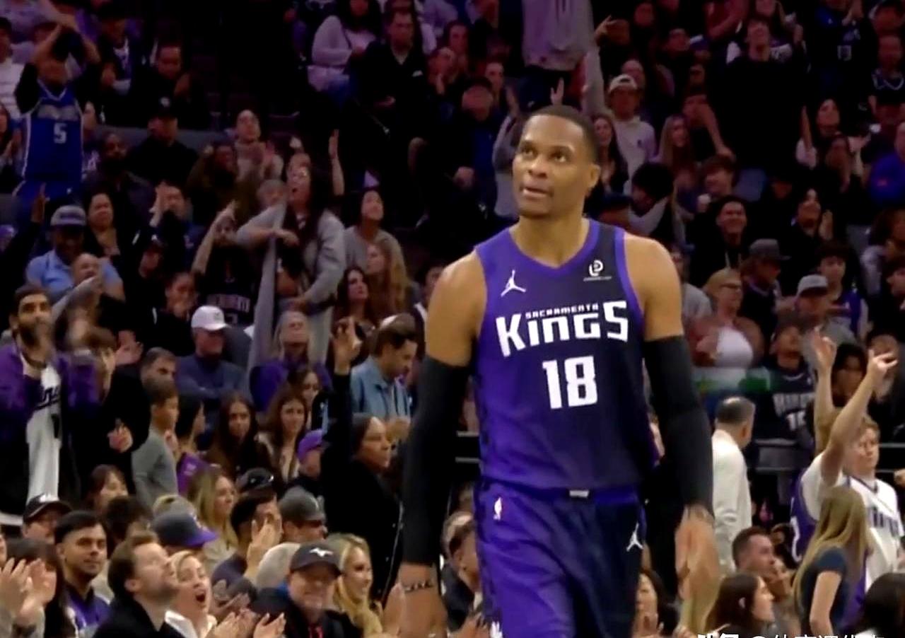 刚刷到NBA最新战报，国王主场居然输给太阳了！比分100-112，输得有点多啊～