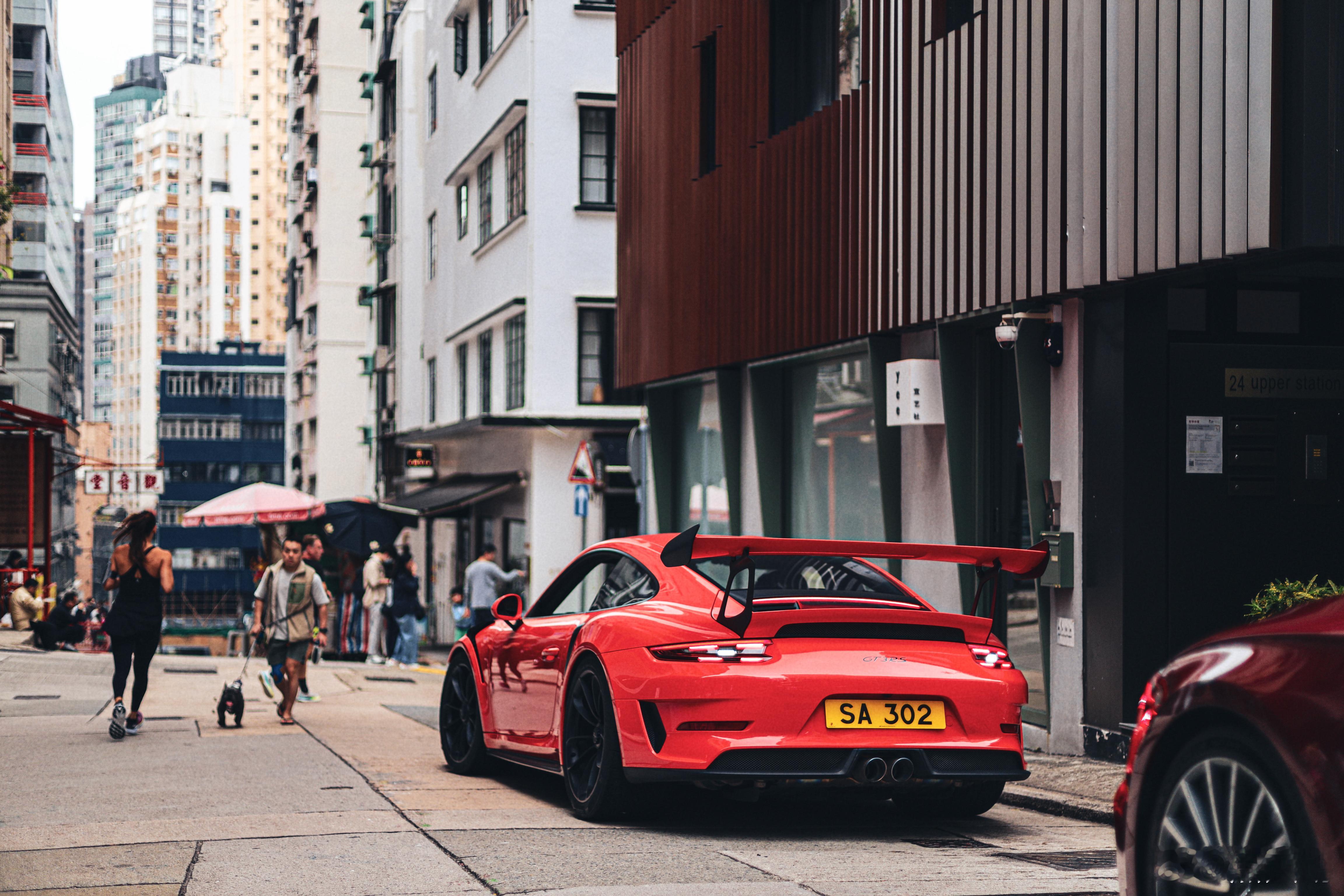 周末香港上环Citywalk☕️谁能想到这么浪漫的街道会出现GT3RS呢！热情的