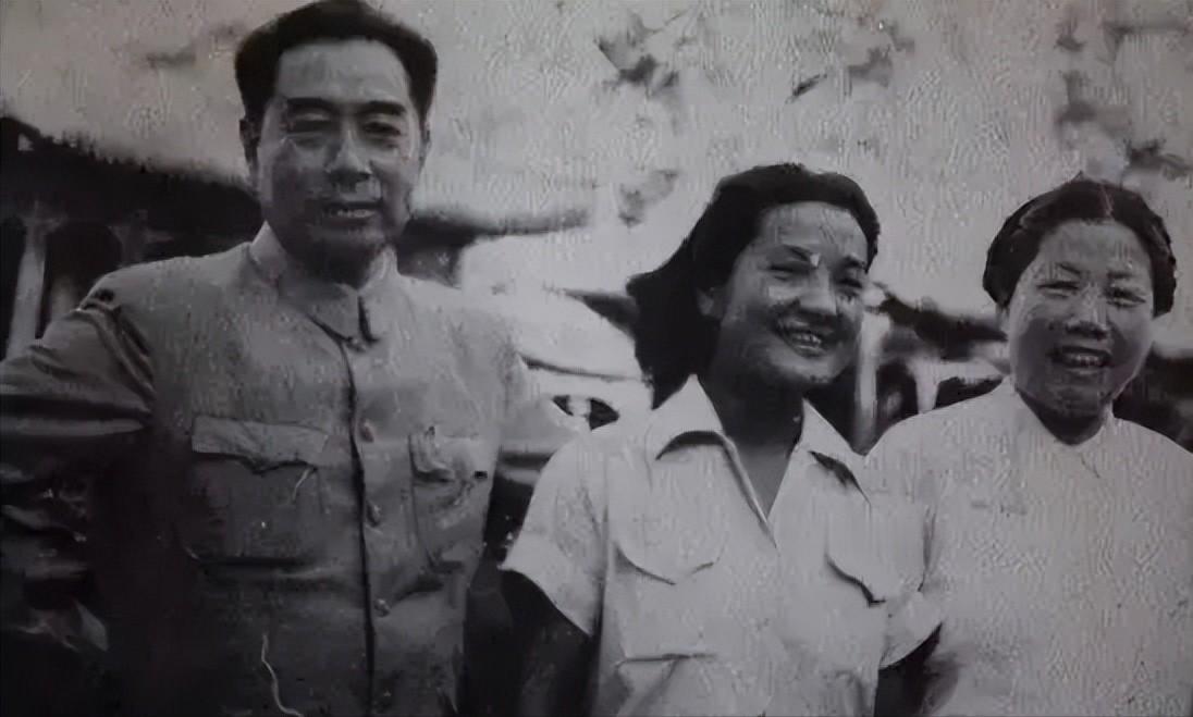这是周总理和妻子邓颖超，以及中国第一歌剧夫人周小燕的真实样貌，都看看吧，这可不是